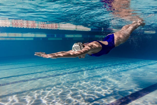 underwater-picture-of-female-swimmer-in-swimming-s-WNNYHEP